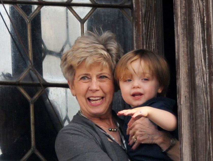 «Она разрушила жизнь моего сына»: мать Брэда Питта решительно настроена против Анджелины Джоли