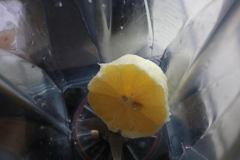 Смузи - идеальный перекус во время жары: готовим его из лимона и ягод