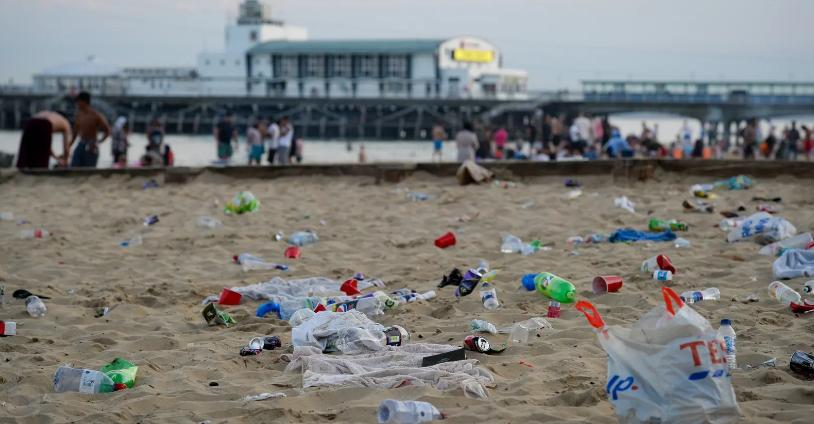 После снятия ограничений тысячи британцев отправились на пляж, где не соблюдали дистанцию и оставили более 40 тонн мусора