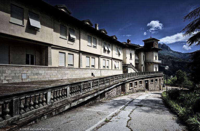 Заброшенные больницы в Америке больше напоминают сцены из фильмов ужасов. В Италии же такие сооружения не вызывают никакого страха и деликатно ждут своего часа (фото)