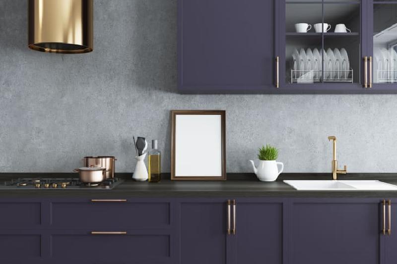 Черный, фиолетовый: эксперты назвали цвета, в которые не стоит окрашивать кухонные шкафы и каким отдать предпочтение