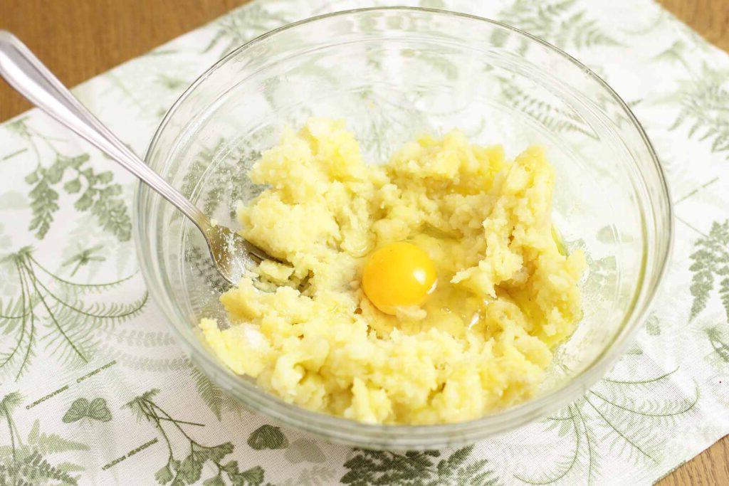 Делаю пюре из картошки и чечевицы, а внутрь кладу вареные яйца с сыром: простой, но очень сытный рулет