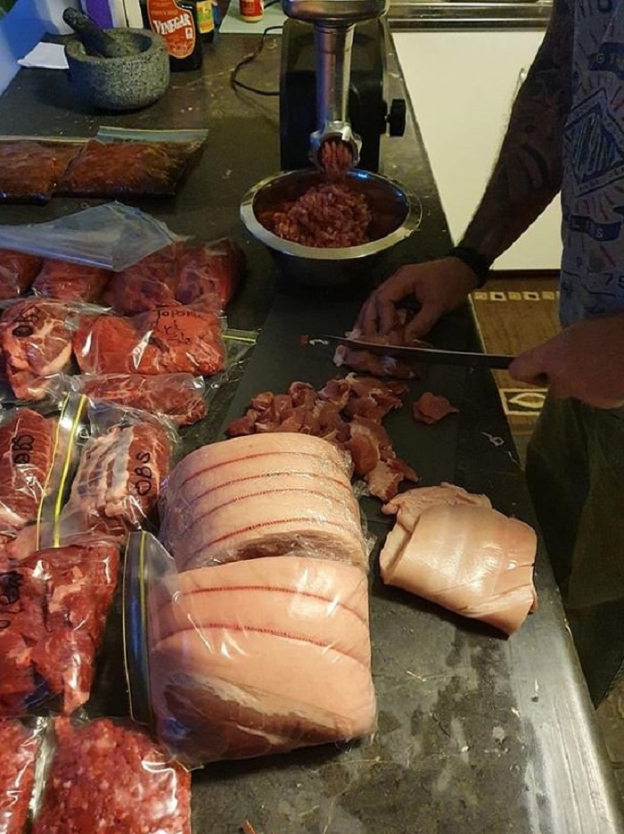 Экономная мама купила почти 7 килограммов свинины: теперь заготовок из мяса у нее хватит на 30 блюд