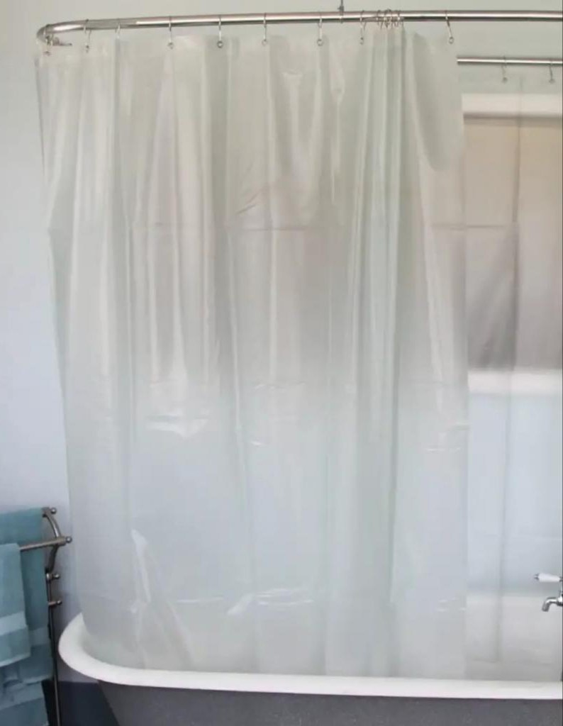 Пластиковая шторка в ванной заметно пожелтела. Очистила её простой смесью
