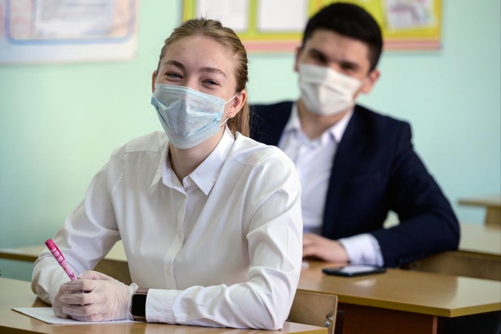  Никаких вспышек нет, мы здесь выверяли каждый шаг : российские школьники сдают экзамены без коронавирусной угрозы