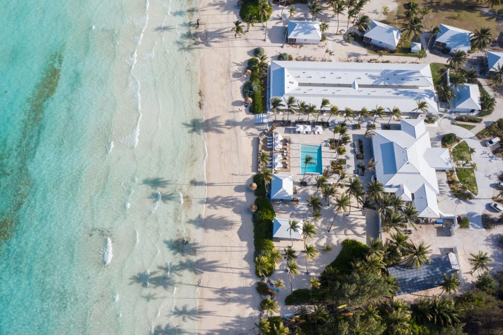 Всего за 32 000 $ любой желающий может арендовать частный курорт на острове, который местные называют  спящим гигантом : к услугам гостей   личный шеф повар и 6 роскошных вилл