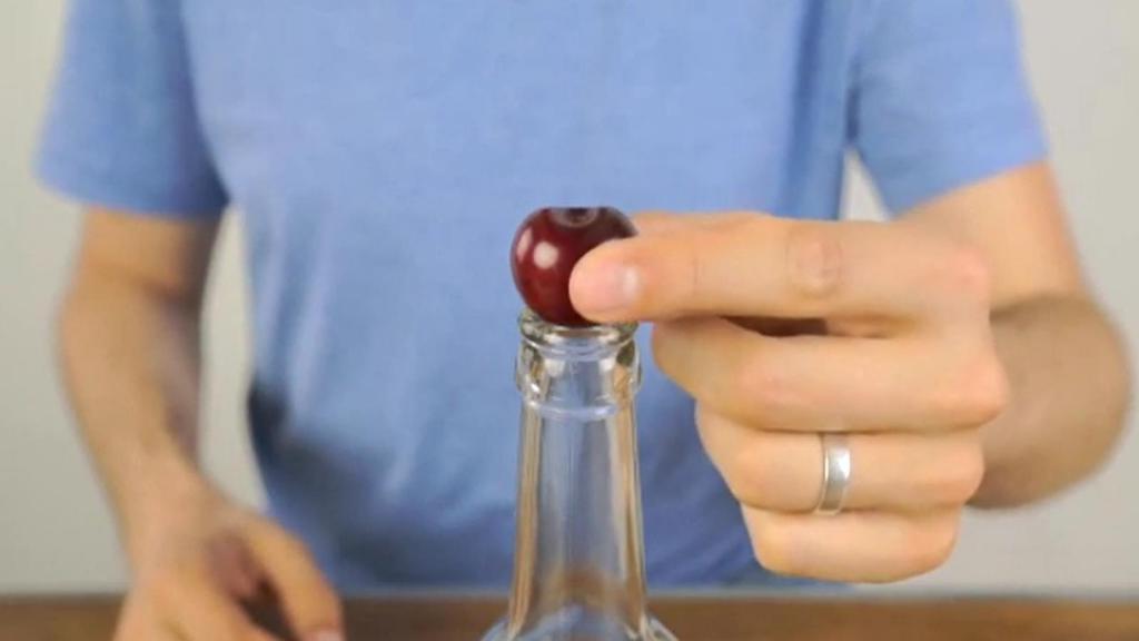 Как удалить косточки из вишни с помощью пустой бутылки: летний лайфхак