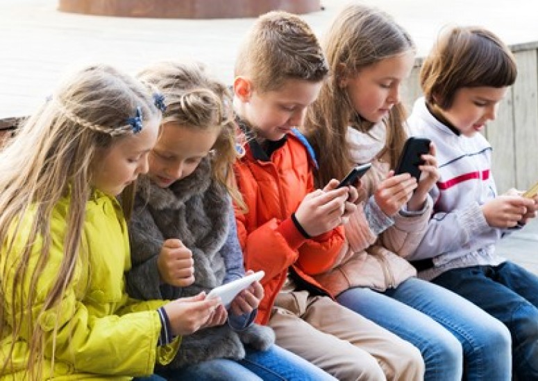 Определена реальная степень влияния излучения от смартфона на мозг детей