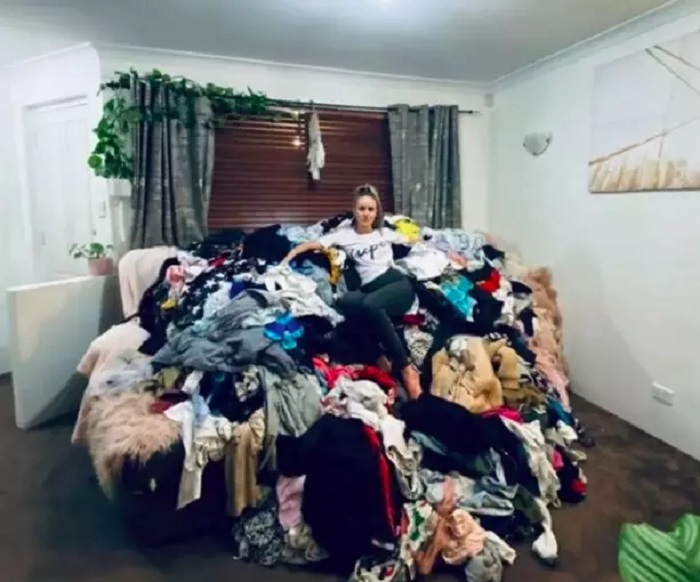 За 2 месяца карантина у женщины собралось 50 мешков нестираной одежды