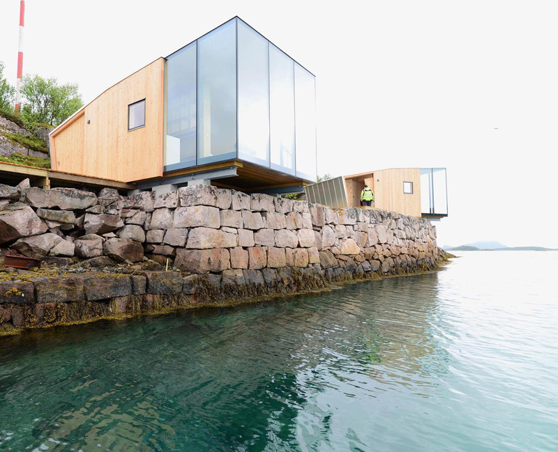 Куда ездят норвежцы, чтобы полюбоваться романтическим видом: небольшие домики для отдыха, немного нависающие над водной гладью Баренцева моря