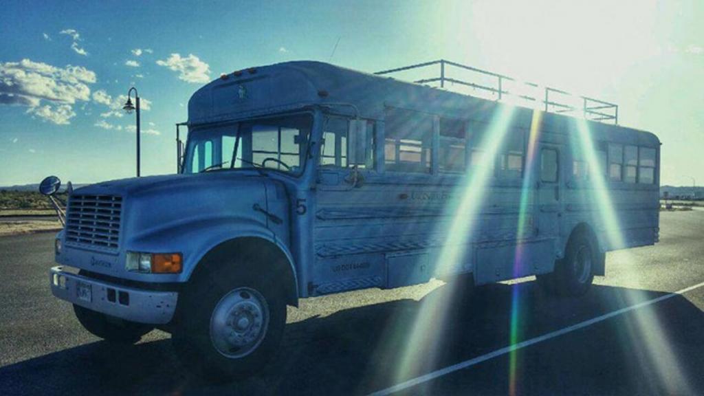 Отец и сын переделали старый автобус в дом, чтобы вместе путешествовать с комфортом
