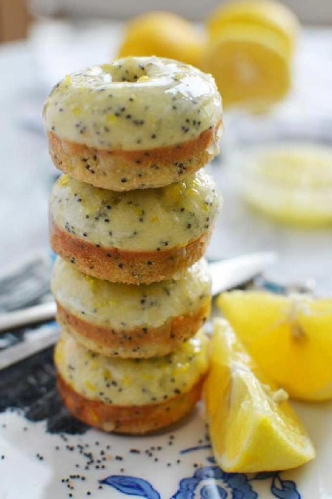 Сладкие пончики с лимонной глазурью и маком: простой рецепт