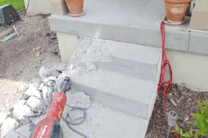 Мужчина сломал старую бетонную лестницу, ведущую к дому: теперь все соседи смотрят на его двор с завистью (фото)