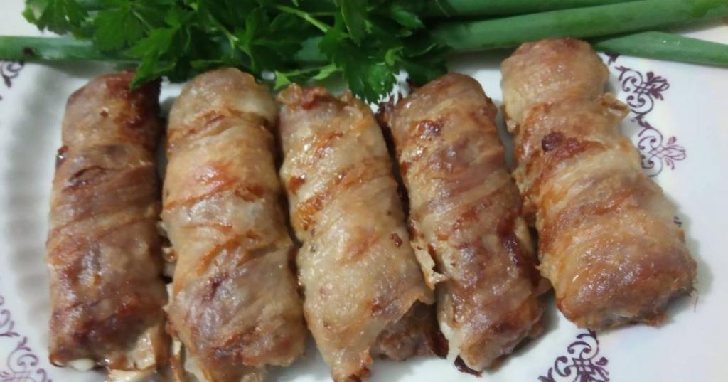 Свинина, запеченная в беконе, с гарниром из риса и тушеного ананаса: рецепт вкуснейшего блюда к семейному обеду