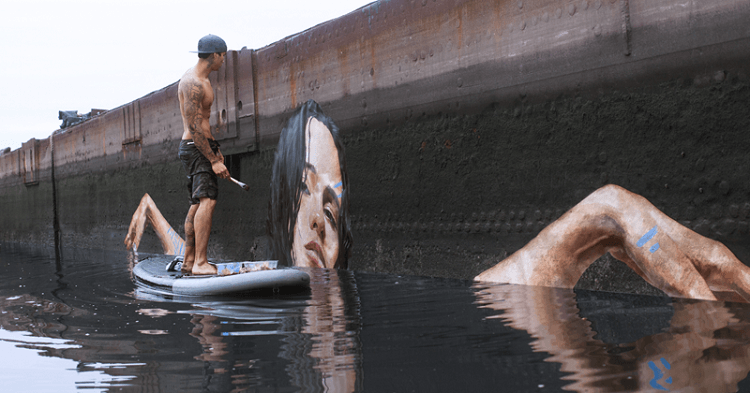Потрясающие картины к воды: художник рисует, стоя на доске для серфинга
