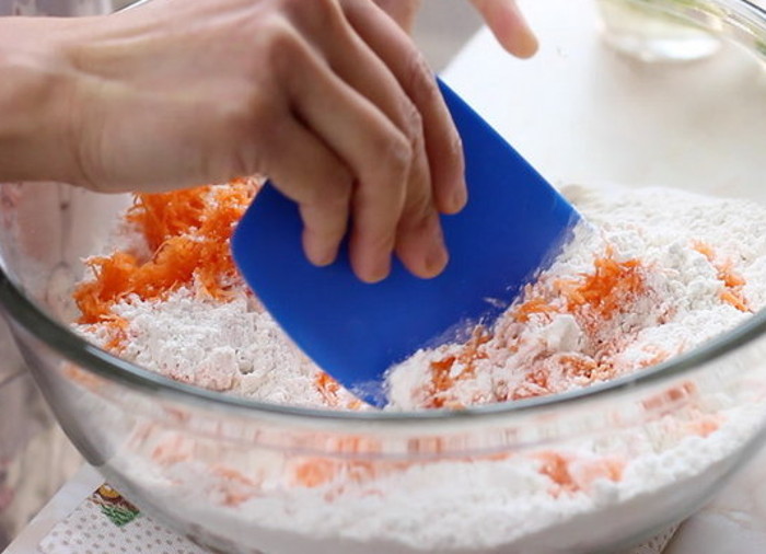 Домашние требуют печь каждый день. Нарвала свежей морковки и сделала воздушный хлеб