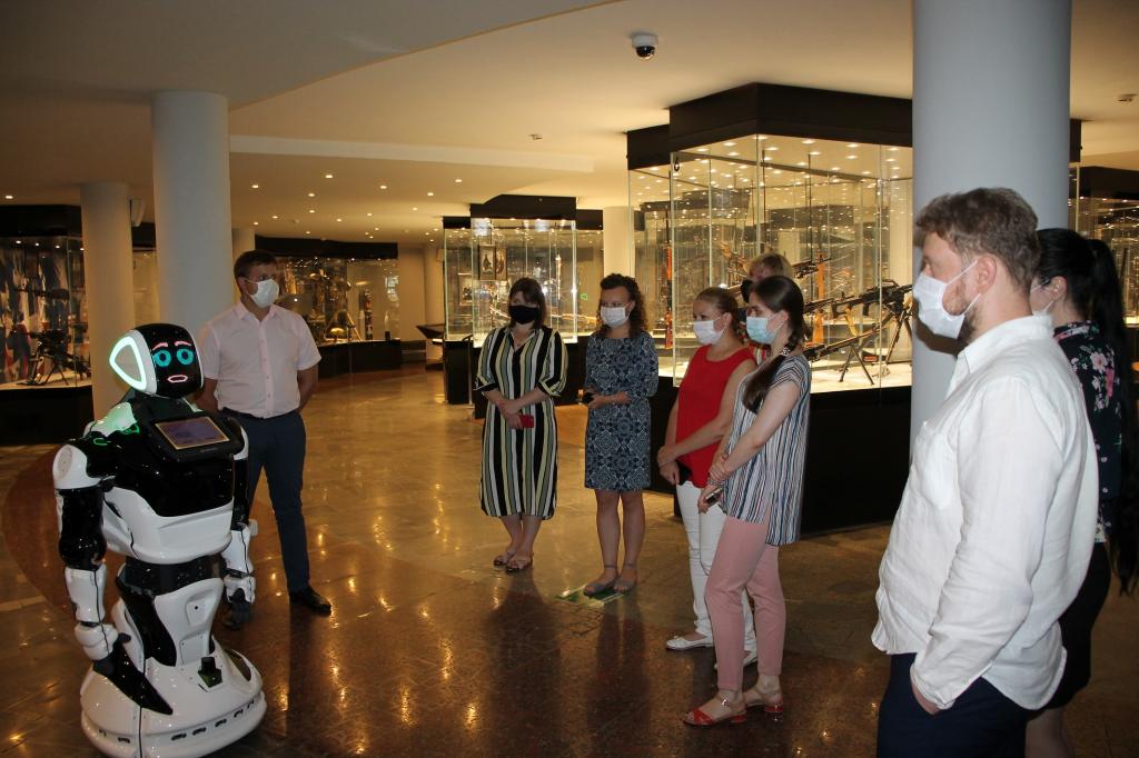 Вкалывают роботы: в Тульском музее оружия появился робот экскурсовод, спроектированный в России