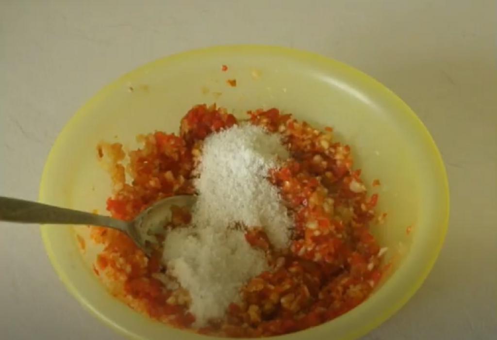 Острый соус из томатов - отличное дополнение к мясу. Готовлю его без варки