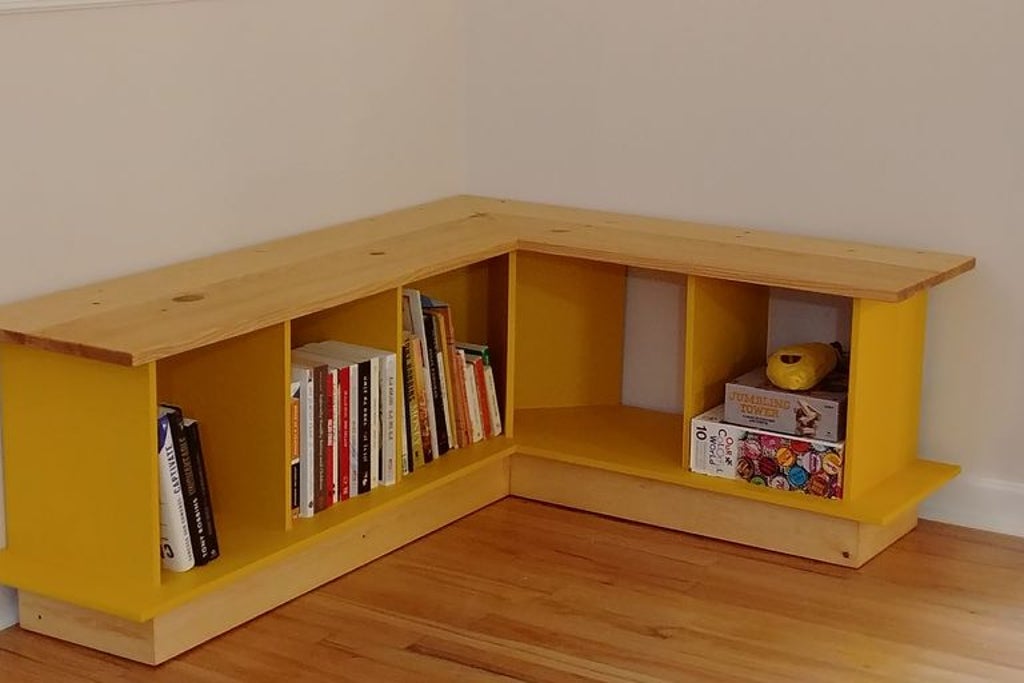 В детской смастерили угловую полку-лавочку: удобное пространство для игрушек и книг