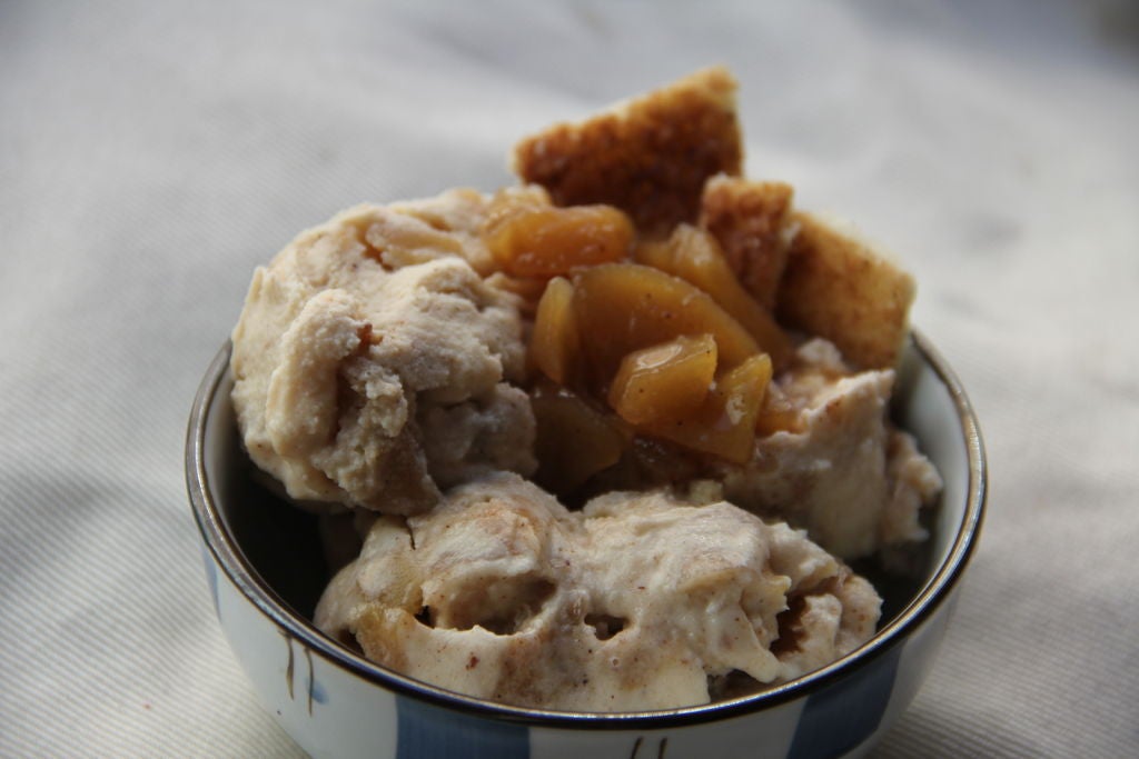 Запеченные кусочки яблок, хрустящая корочка и сливочное мороженое: готовим невероятно вкусный десерт