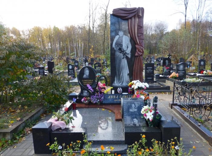 Анна Самохина не хотела, чтобы на могиле стоял памятник. Но родные не исполнили ее волю и установили роскошное надгробие (фото)
