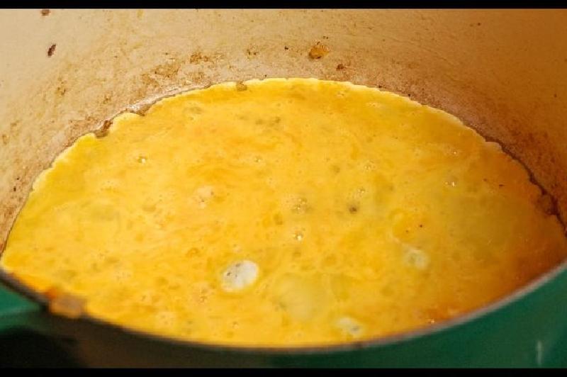 На обед готовлю для всей семьи многослойный сытный пирог с фаршем, яйцами и сыром: получается очень вкусно