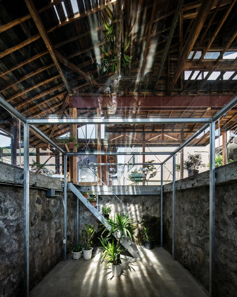 Архитекторы огородили стеклом заброшенный подвал, подземное убежище и колодец, а вокруг построили роскошный жилой дом: как это выглядит на фото