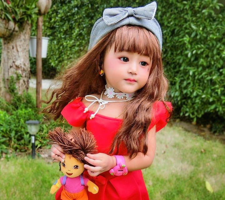 Год назад в Сети появились фото девочки, похожей на куколку. Многие не верили в ее естественную красоту и оказались правы (реальные фото ребенка)