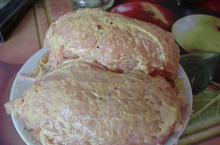 Для праздничного стола часто готовлю куриные рулетики с грушевой начинкой (рецепт)