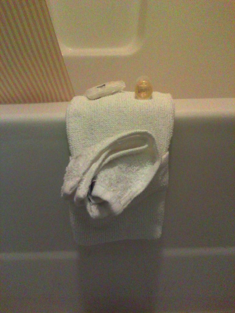 Моих гостей в ванной всегда ждет сюрприз: я умею необычно складывать полотенца