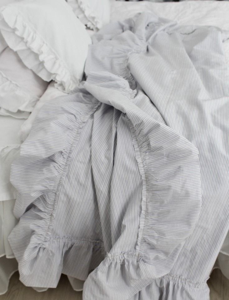 Сшила очень красивое летнее льняное покрывало: прекрасно смотрится в спальне, и его можно использовать, как легкое одеяло