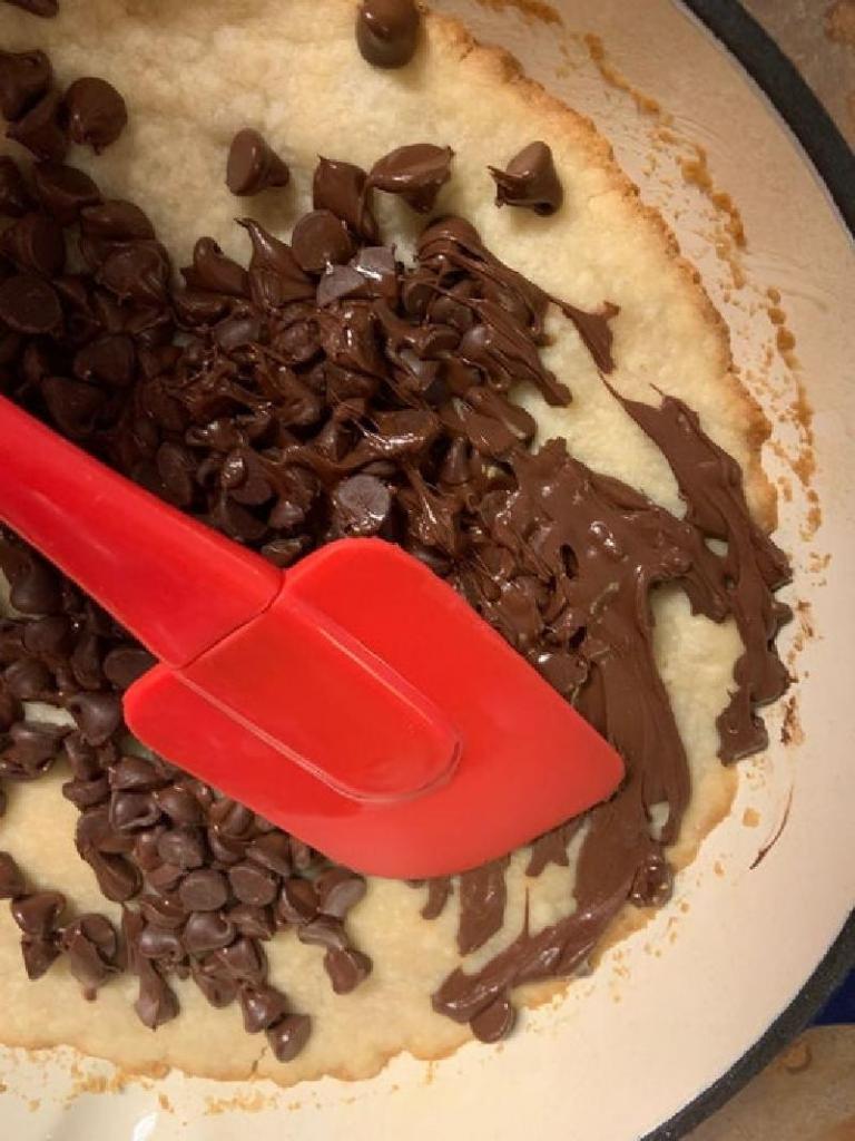 Простой в приготовлении тортик с шоколадом, карамелью и кокосовой стружкой: просто объедение