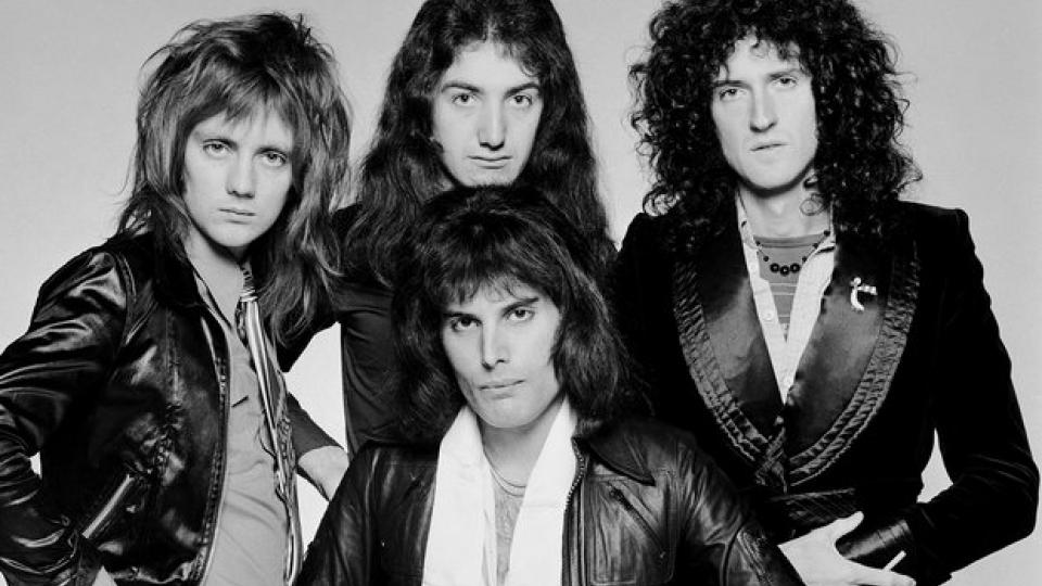 К 47 летней годовщине выхода первого альбома группы Queen Королевская почта сделала поклонникам  королевский  подарок