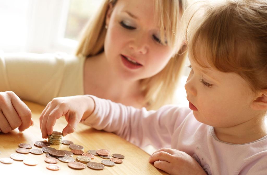 Сейчас многим семьям приходится экономить: как правильно поговорить с детьми о деньгах, чтобы они знали им цену и не капризничали