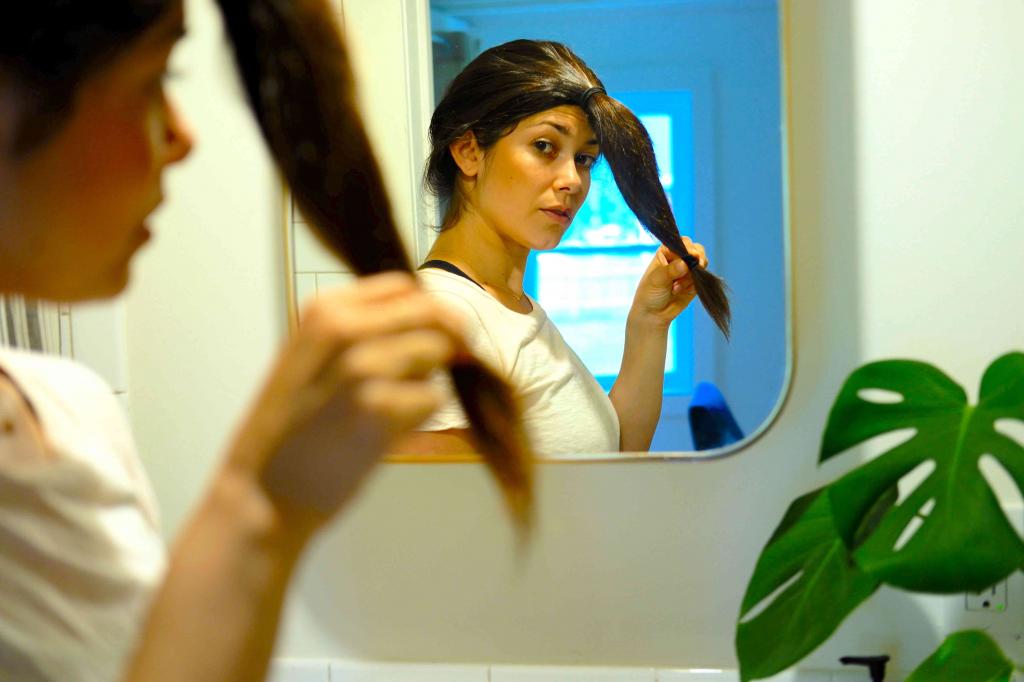 Актуально в пандемию: как подстричь волосы дома, используя метод хвостика? Вам понадобятся ножницы, две резинки для волос, расческа и зеркало
