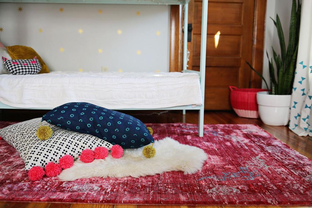 Дети любят отдыхать и читать на полу: я сделала для них красивые и удобные декоративные подушки с помпонами