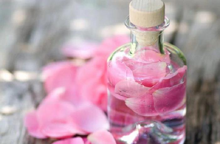 Малоизвестные способы использования розовой воды: от лосьона после бритья до снятия макияжа