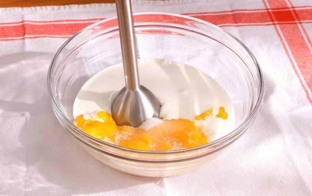 Летом готовлю мороженое из манго со сливочным вкусом (чтобы не образовывались льдинки, добавляю мед)