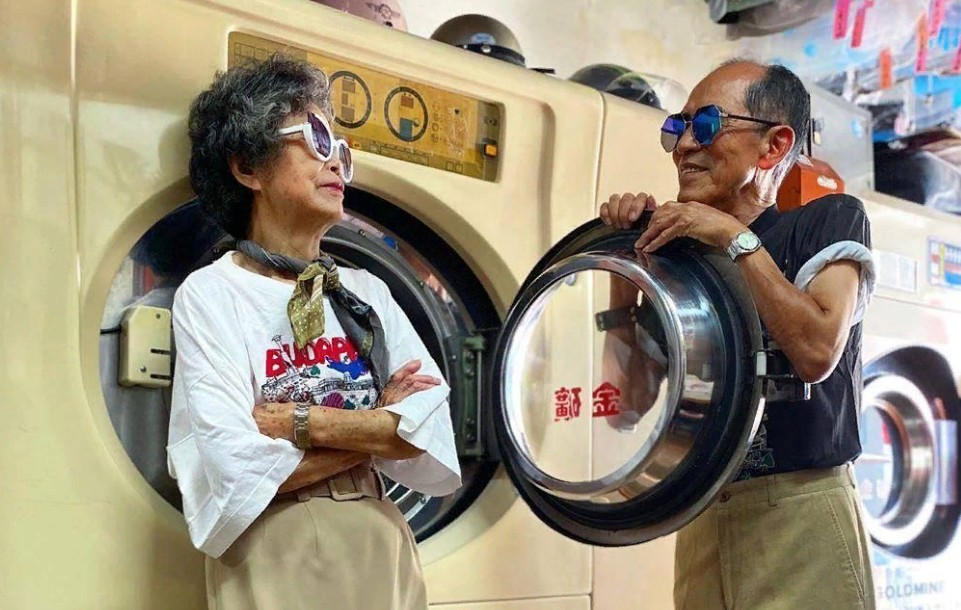 Пожилая пара из Тайваня стала популярной после  модных  показов в вещах, оставленных в их прачечной