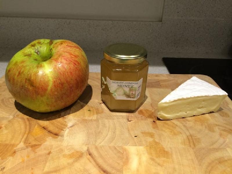 Ароматный, полезный и вкусный десерт: яблоки, запечённые с сыром бри и медом