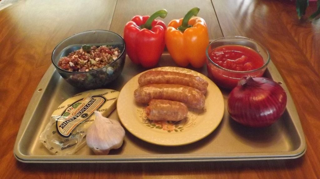 Болгарский перец фарширую киноа, колбаской и овощами: блюдо получается очень сытным и вкусным