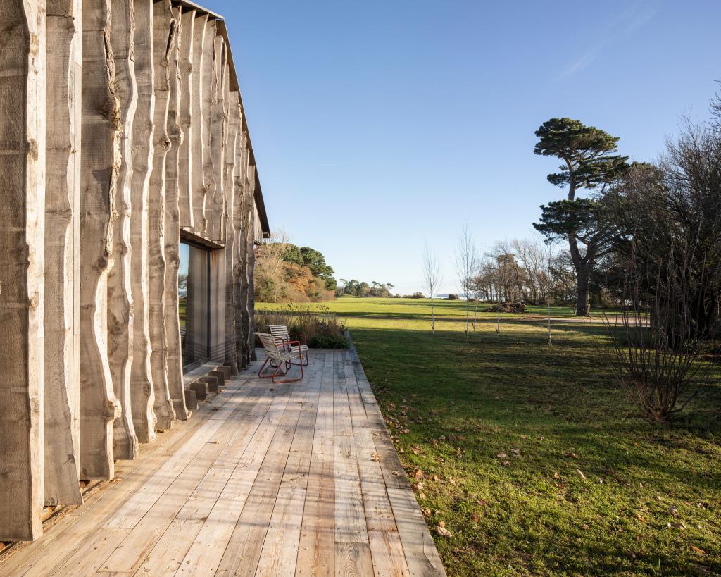 Архитекторы использовали деревяшки от старого сарая, чтобы обшить дом и помочь строению  слиться с ландшафтом  (фото)