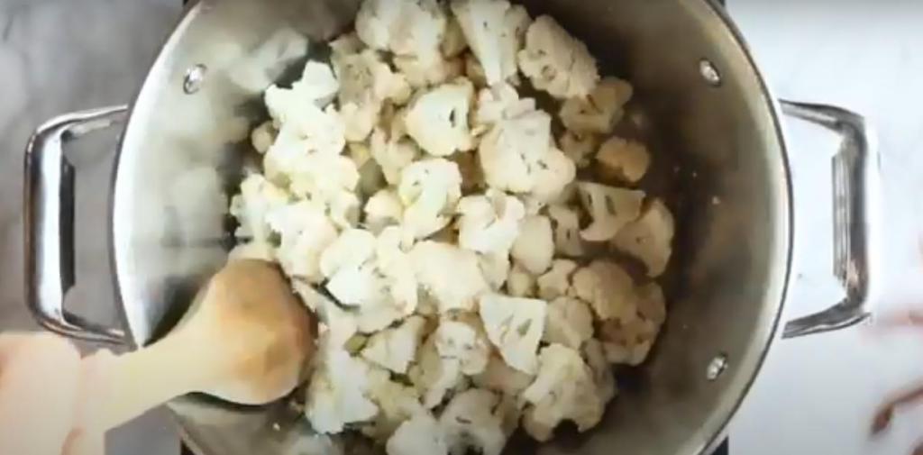 Пряные креветки с пюре из цветной капусты и чесночной заправкой: рецепт изумительно вкусной закуски