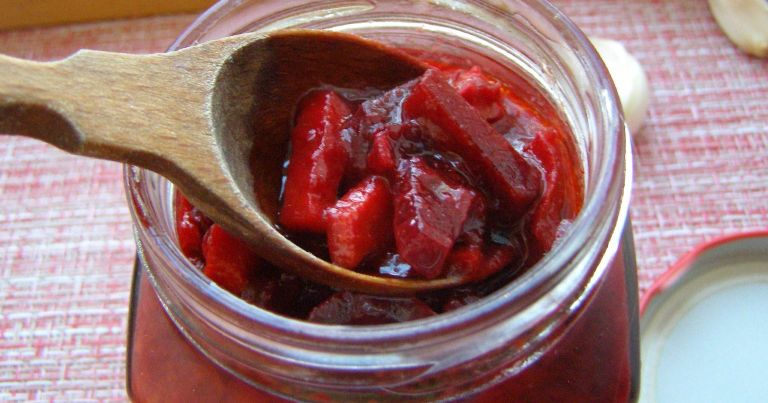 Привезла из Украины рецепт заправки для борща на зиму с болгарским перцем и томатами. Открыл банку   и борщ почти готов