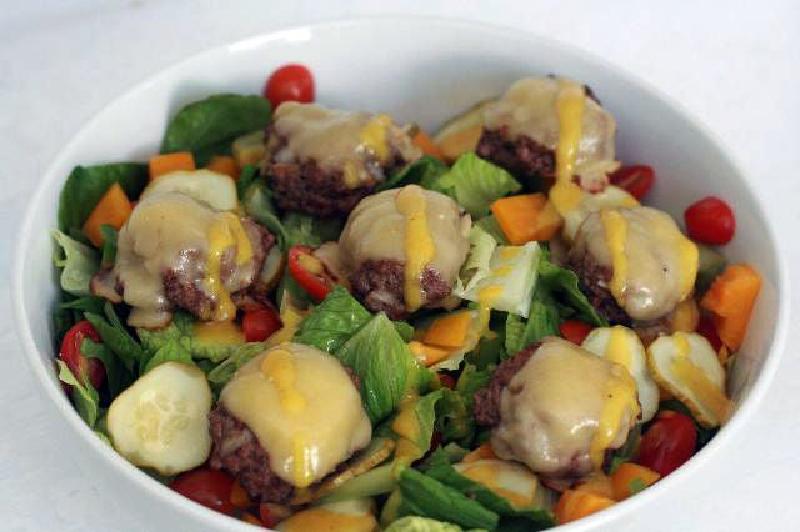 Сытный салат  Гамбургер  с фрикадельками, сыром и овощами