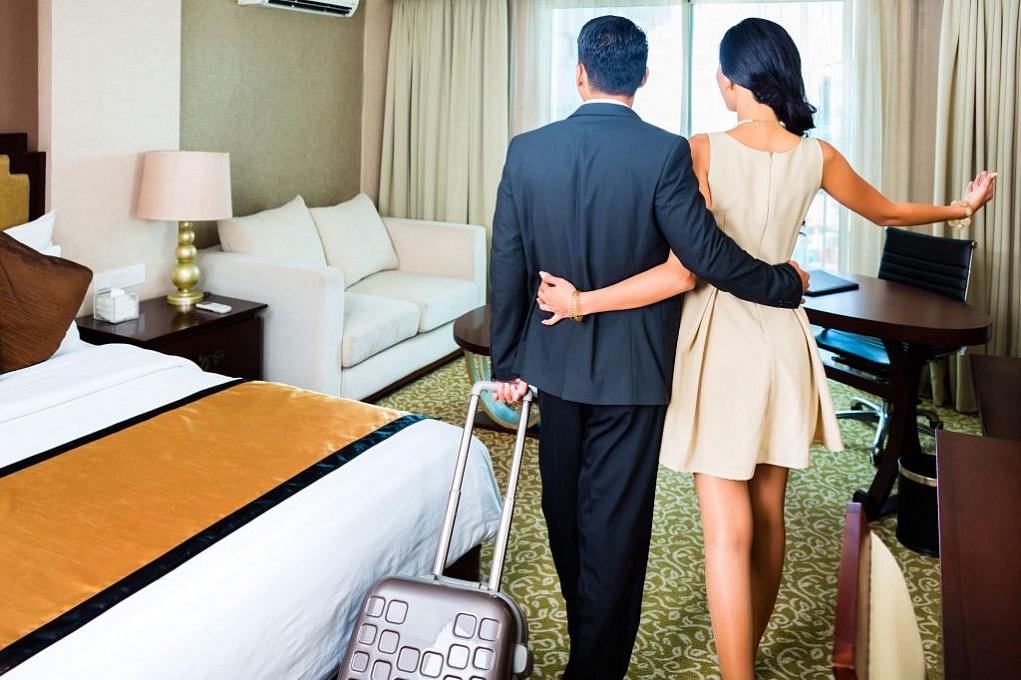 Большинство британцев, когда въезжают в отель, выполняют одно и то же действие: проверяют постельное белье