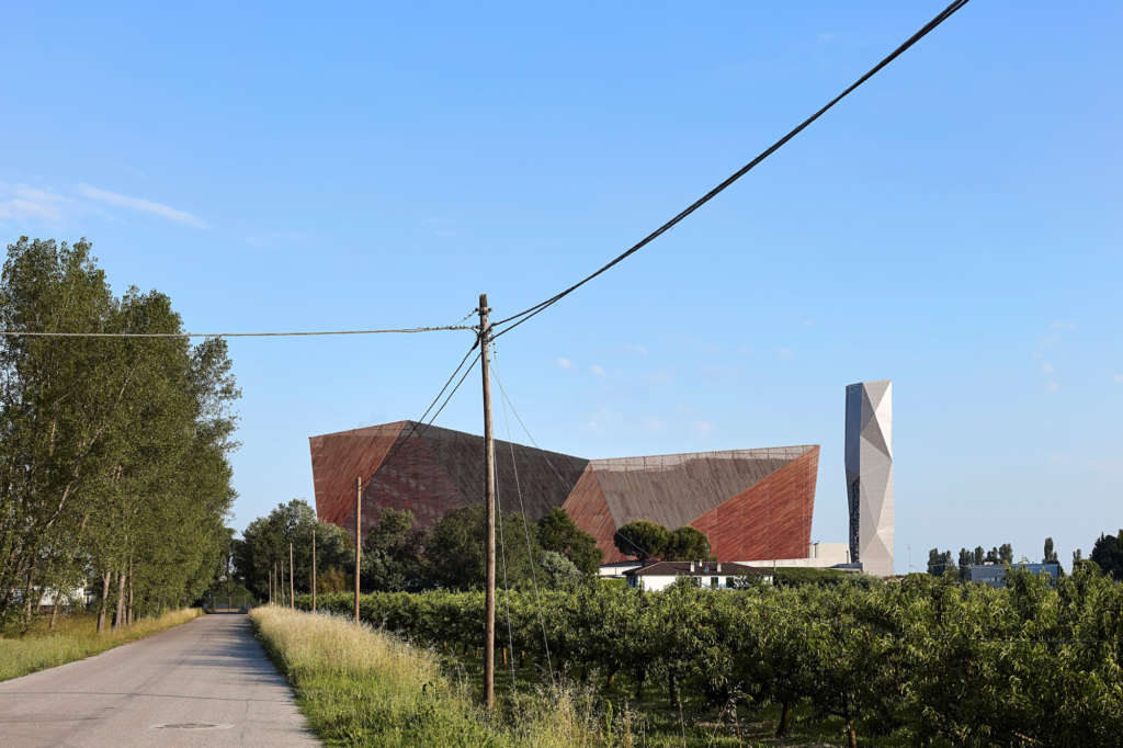 Итальянские архитекторы превратили бывший сахарный завод в электростанцию, работающую на биотопливе. Получилось не только полезно, но и красиво
