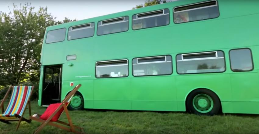 Мужчина купил двухэтажный автобус и превратил его в удобный коттедж с камином