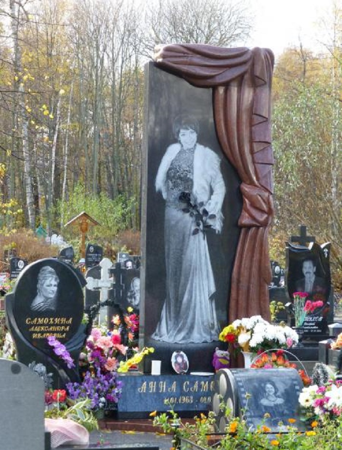Анна Самохина не хотела, чтобы на могиле стоял памятник. Но родные не исполнили ее волю и установили роскошное надгробие (фото)