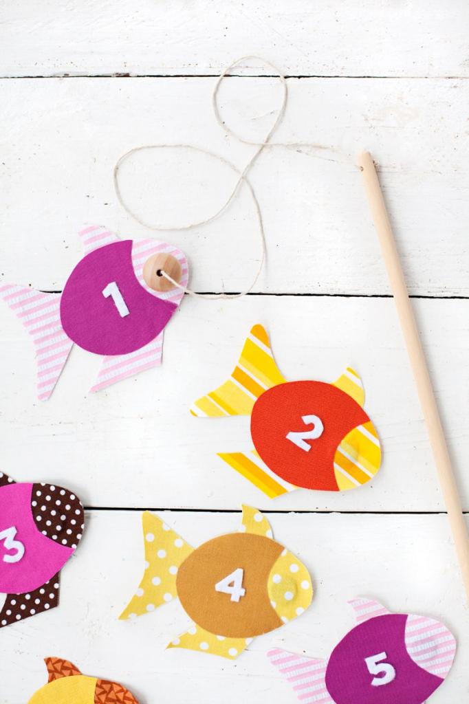 Сделала своими руками для ребенка игру  Рыбалка  с разноцветными рыбками и удочкой: это очень просто, и малыш в восторге
